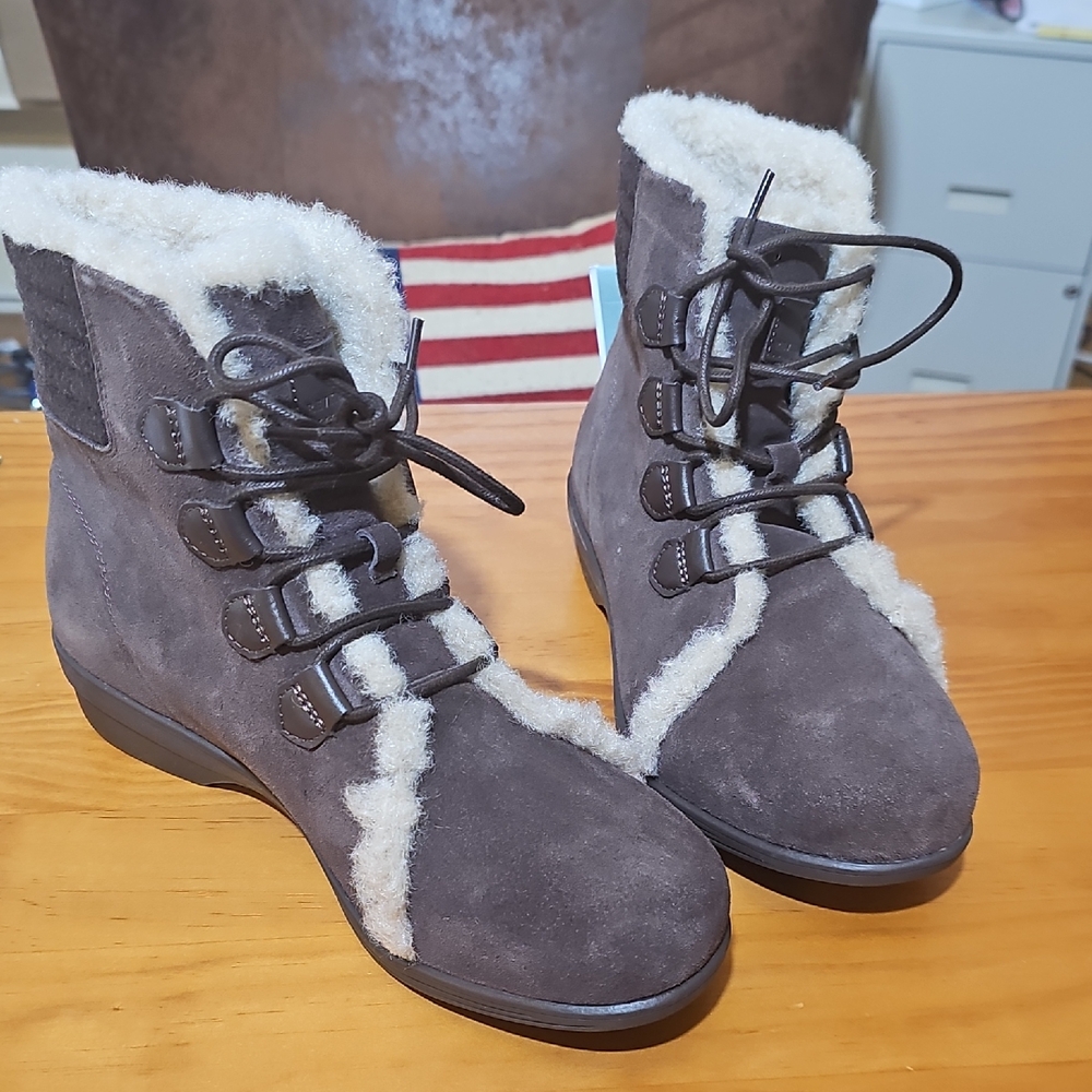 REVITALIGN Orthotic  Park City Brown  Shearling-Lined Ankle Boots Size 9.5 Wide